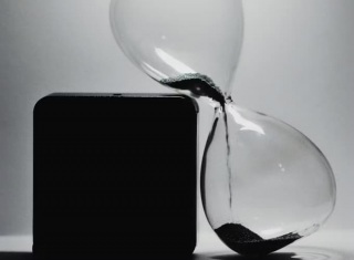 Clessidra con sabbia che scorre, simbolo del passare del tempo