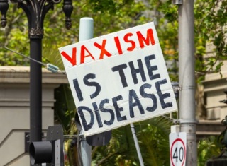 Messaggio complottista contro i vaccini a una manifestazione