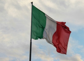 Bandiera italiana che sventola nel cielo.